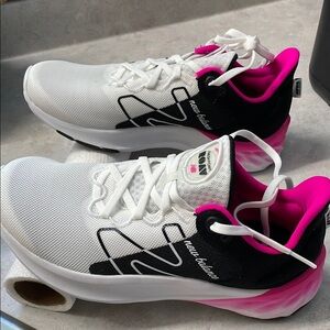 New Balance White and Pink Sneakers with Modern Design